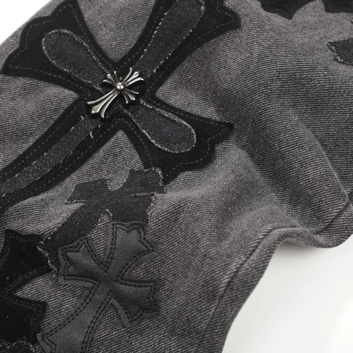 P300 CH Chromehearts black cross-stitched leather black and gray heavy-duty cow king jeans, cabinet price 74W level, patchwork cross pattern embellishment, washed jeans! ! An absolutely high-end luxury product, a 1.9W-level god-level single product, a super popular product, made by top heavy industry, a magic weapon that cannot be missed! [About Zangyin] This is an extremely luxurious fashion brand that can also be called the aristocracy of the high street. It has always been an exclusive brand for some hipsters or rich second generations. Compared with ordinary high streets, it is more luxurious and noble. Compared with luxury brands, it is more fashionable and individual. It has always been a brand that I have a special liking for. [Top heavy industry fashion design] Consistently high-street luxury style. Speaking of this style, the Zangyin family and GU family are definitely the leading representative brands. Especially the Zangyin family has really achieved a state-of-the-art effect in creating high-street style. The unique washed material is used to create this style. The color system is already quite eye-catching. After it is decorated with patchwork cross flowers, it cleverly highlights the charm of the brand. Secondly, this style uses classic The high-waist cutting design highlights the long legs and fashionable temperament of the upper body. The brand is highly recognizable and the slim fit configuration is more suitable for daily wear. It is a product that interprets personality, fashion, and specifications at a glance. This single product is enough to make any fan excited. It can be a white T-shirt for a youthful college style, or a tight suspender for a royal style. It has strong matching ability and can be easily controlled by men.  [Materials and craftsmanship] Needless to say, this point goes without saying. As an excellent craftsman brand, Zangyin’s requirements for details and craftsmanship are really perfect. The washed color of this model has gone through so many processes, not to mention the embellishment of denim appliques. It is also purely hand-made and sewn. Just like what they believe in, only hand-made things have soul and have the meaning of wear. A top-notch heavy-duty fashionable denim item, I look forward to your perfect interpretation! !  Color: black gray Size: 28-36